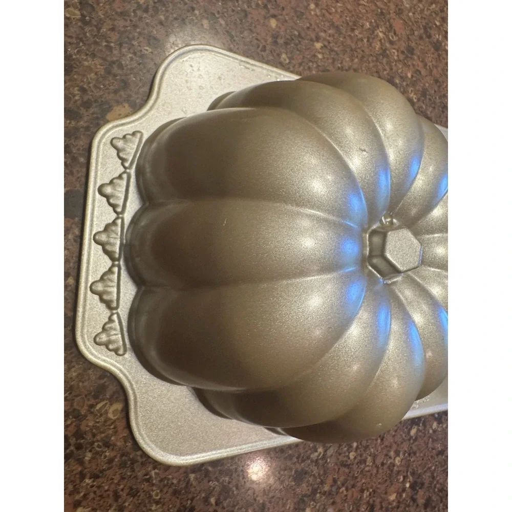 Nordic Ware The Great Pumpkin Aluminum 3D Bundt Cake Pan Mold 10 Cup Halloween